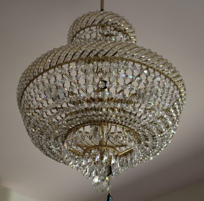 Πολυέλαιος εξάφωτος με κρύσταλλα swarovski, προέλευση Ελλάδα. - Image 2