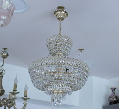 Πολυέλαιος εξάφωτος με κρύσταλλα swarovski, προέλευση Ελλάδα.