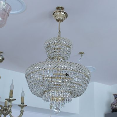 Πολυέλαιος εξάφωτος με κρύσταλλα swarovski, προέλευση Ελλάδα.