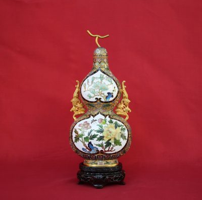 Φλασκί ανάγλυφο cloisonné λευκό Κίνας με λουλούδια και ξύλινη βάση - Image 2