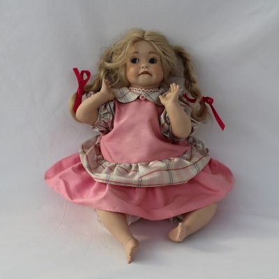Κούκλα πορσελάνης Joe, από τη συλλογή «Ερατώ»