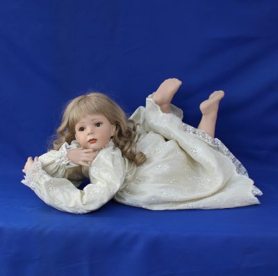 Ονειροπόλα κούκλα πορσελάνης συλλογή «Ερατώ»
