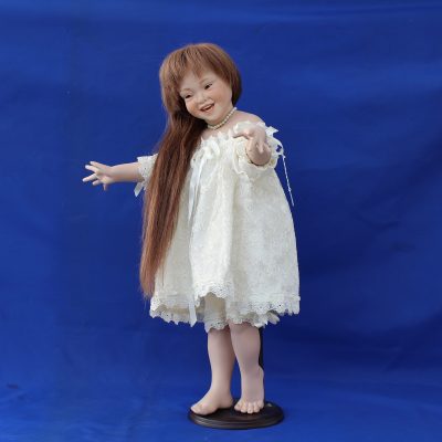Χαμομηλίτσα κούκλα πορσελάνης από τη συλλογή «Ερατώ»