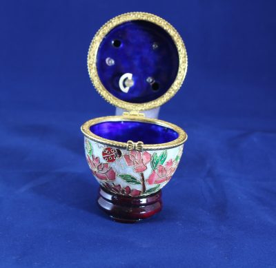 Αυγό Cloisonné με πασχαλίτσες ανοιγόμενο και μηχανισμό μουσικής - Image 2