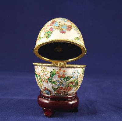 Αυγό Cloisonné με πεταλούδες ανοιγόμενο και μηχανισμό μουσικής - Image 2