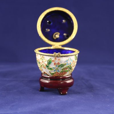 Αυγό Cloisonné με πεταλούδες ανοιγόμενο και μηχανισμό μουσικής - Image 3