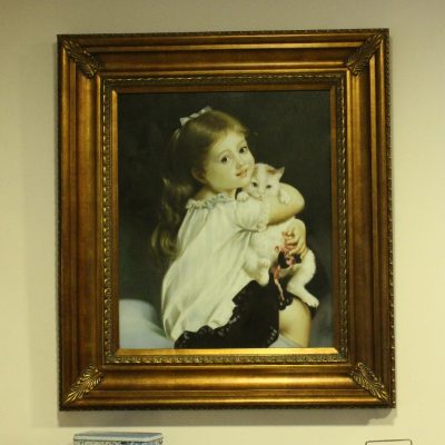 Πίνακας Ζωγραφικής-Κορίτσι αγκαλιά με γατάκι