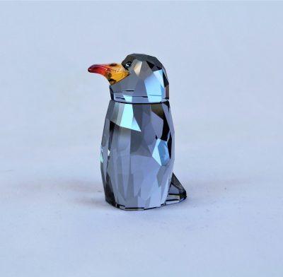 Ενας χαριτωμένος παιχνιδιάρικος πιγκουίνοςSwarovski-scaled.jpg